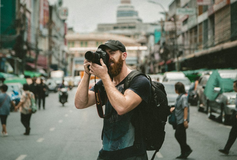 Portret de lucru: fotograf în timpul unui eveniment, cu aparatul ridicat la ochi